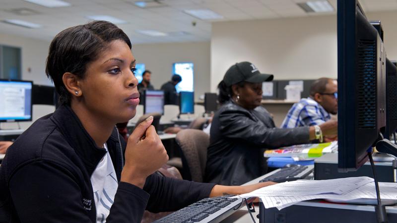 Female studnets in front of the computer